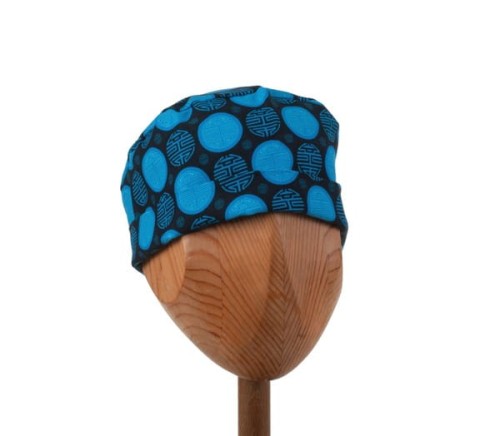 a-586_p  Bawełniany czepek medyczny wywijany   w granatowe i niebieskie japońskie wzory na czarnym tle. Widok z przodu.