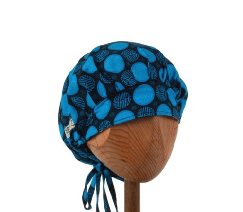 k-586_p1 Bawełniany kolorowy czepek  medyczny na długie włosy, damski KOALA  w granatowe i niebieskie japońskie wzory na czarnym tle. Widok z przodu - luźny.