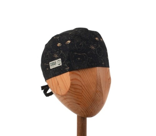 Bawełniany kolorowy czepek medyczny "light" w mistyczne złote wzory na czarnym tle.  Widok z przodu.