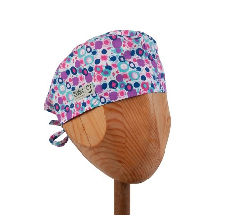 Bawełniany kolorowy czepek medyczny "light"  w kolorowe plamki na białym tle .  Widok z przodu.