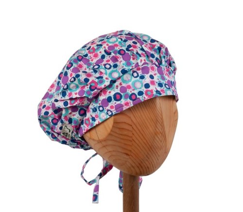 Bawełniany kolorowy czepek  medyczny na długie włosy, damski KOALA  w kolorowe plamki na białym tle . Widok z przodu - luźny.