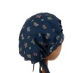Bawełniany kolorowy czepek  medyczny na długie włosy, damski KOALA  w jaskółki na granatowym tle. Widok z tyłu - luźny.