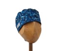 Bawełniany czepek medyczny uniwersalny drobne niebieskawe listki na granatowym tle. Widok z przodu.