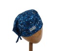 Bawełniany czepek medyczny uniwersalny drobne niebieskawe listki na granatowym tle. Widok z tyłu.
