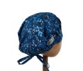 Bawełniany kolorowy czepek  medyczny na długie włosy, damski KOALA drobne niebieskawe listki na granatowym tle.Widok z tyłu - luźny.