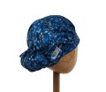 Bawełniany kolorowy czepek  medyczny na długie włosy, damski KOALA drobne niebieskawe listki na granatowym tle.Widok z tyłu - związany.