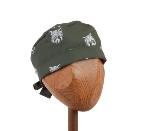 Bawełniany czepek medyczny wywijany   w szopy na oliwkowym tle. Widok z przodu.