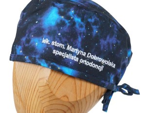 Haft imienny lub inny napis na czepku z przygotowaniem.
